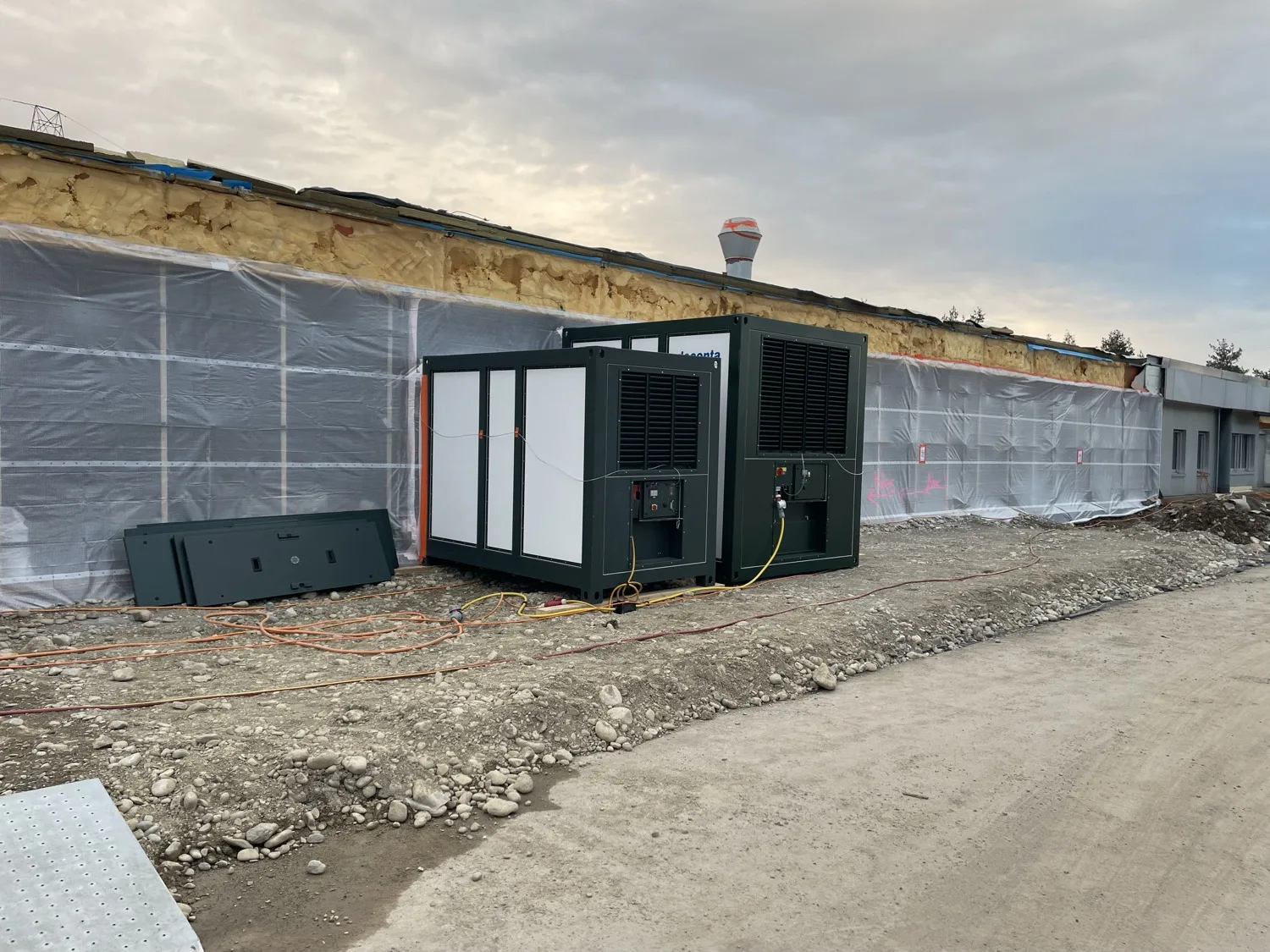Schutzeinhausung und Unterdruckanlagen bei einer Schadstoffsanierung der Bau Inspekta GmbH